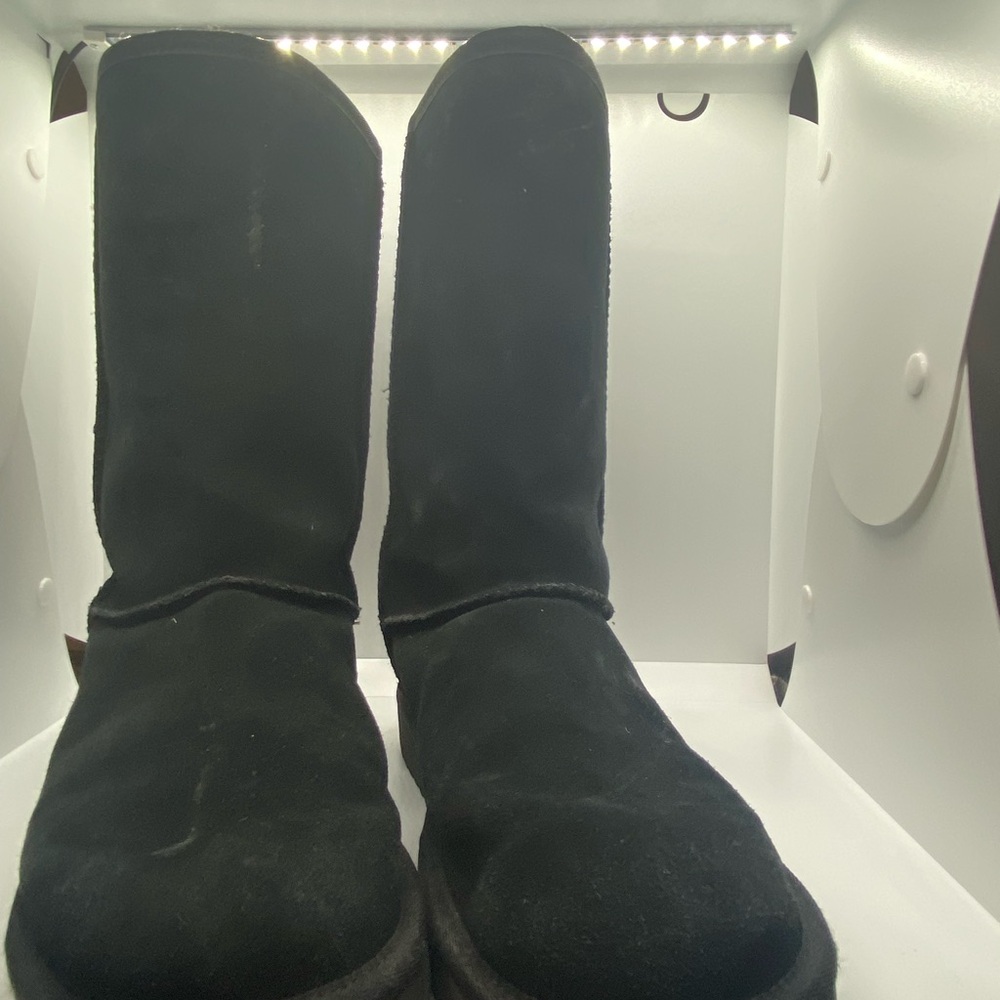 UGG Black Winter Boots with Slouchy Design and Soft Material